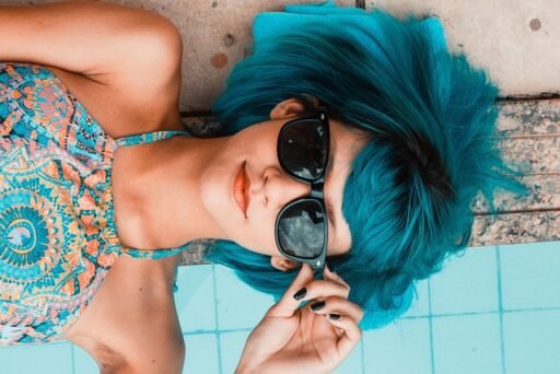 Chica pelo azul con gafas de sol