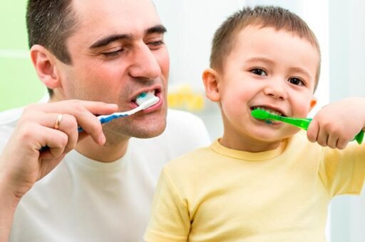 padre e hijo lavando dientes